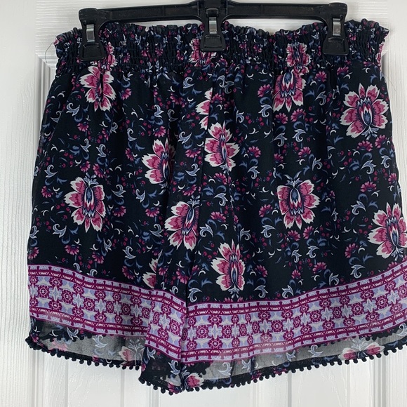 Maurices black and purple flowered shorts size Lg. 100% polyester. Pockets - Picture 3 of 6